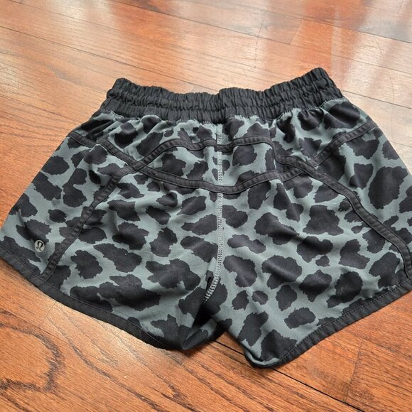 Lululemon Tracker Shorts Cherry Cheetah Dark Slate Black 4 - Picture 3 of 5